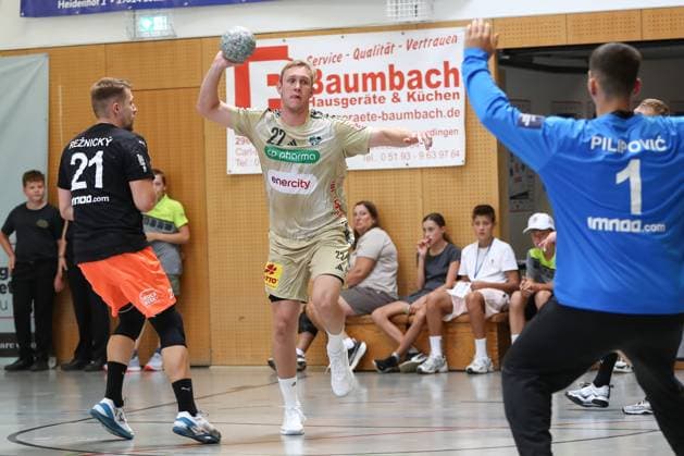 10 08 2025, xgox, Handball Heide Cup match for 3rd place TSV Hannover Burgdorf Kadetten Schaffhausen emspor, v l Marian Michalczik Hannover, 22 throws goal, Torschuetze, scores goal, Treffer, scores the goal Schneverdingen