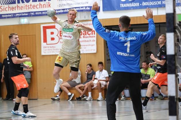 10 08 2025, xgox, Handball Heide Cup match for 3rd place TSV Hannover Burgdorf Kadetten Schaffhausen emspor, v l Marian Michalczik Hannover, 22 throws goal, Torschuetze, scores goal, Treffer, scores the goal Schneverdingen