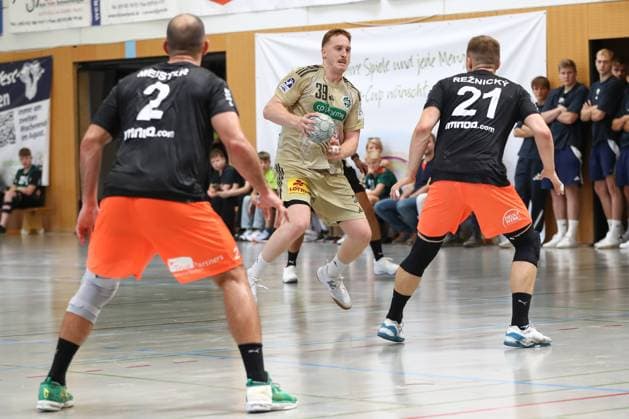 10 08 2025, xgox, Handball Heide Cup match for 3rd place TSV Hannover Burgdorf Kadetten Schaffhausen emspor, v l Lukas Stutzke Hannover, 39 , Daniel Reznicky Schaffhausen, 21 duel, duel, fight, tackle Schneverdingen