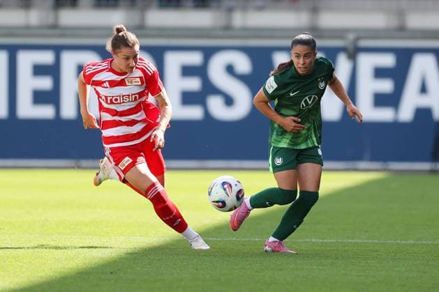 VfL Union Berlin, Women Wolfsburg, 10 08 2025, FOOTBALL VfL Wolfsburg vs Union Berlin, Test match, Season 2025 26 Sophie Weidauer Union Berlin , Kessya Bussy VfL Wolfsburg Wolfsburg