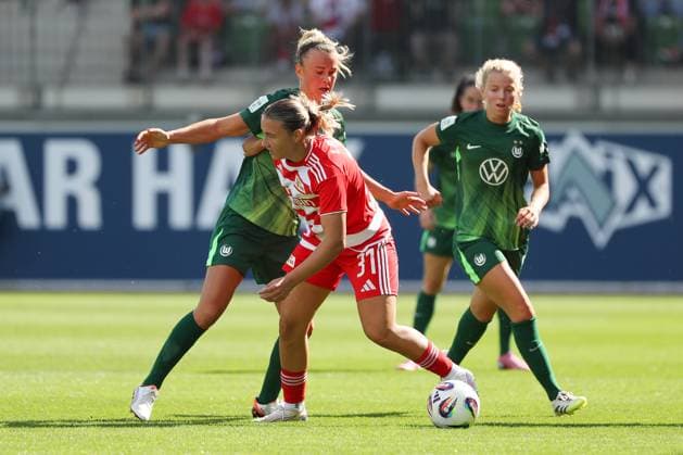 VfL Union Berlin, Women Wolfsburg, 10 08 2025, FOOTBALL VfL Wolfsburg vs Union Berlin, Test match, Season 2025 26 Camilla Küver VfL Wolfsburg , Tanja Pawollek Union Berlin , Justine Kielland VfL Wolfsburg Wolfsburg