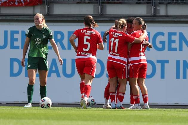 VfL Union Berlin, Women Wolfsburg, 10 08 2025, FOOTBALL VfL Wolfsburg vs Union Berlin, Test match, Season 2025 26 Sophie Weidauer Union Berlin cheers with the team after her goal to make it 0 1 Wolfsburg