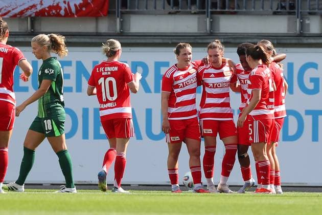 VfL Union Berlin, Women Wolfsburg, 10 08 2025, FOOTBALL VfL Wolfsburg vs Union Berlin, Test match, Season 2025 26 Sophie Weidauer Union Berlin cheers with the team after her goal to make it 0 1 Wolfsburg