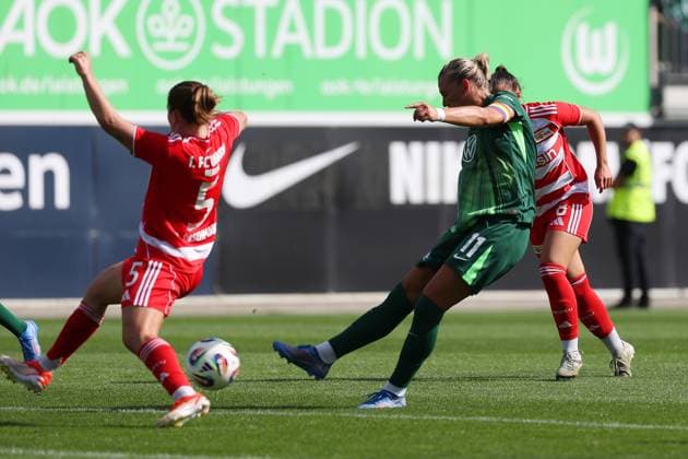 VfL Union Berlin, Women Wolfsburg, 10 08 2025, FOOTBALL VfL Wolfsburg vs Union Berlin, Test match, Season 2025 26 Katja Orschmann Union Berlin , Alexandra Popp VfL Wolfsburg Wolfsburg