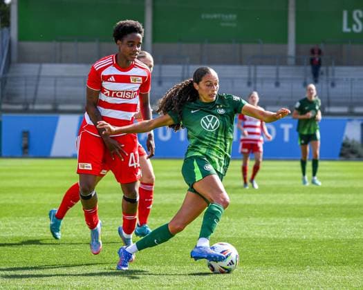 Soccer I Women I Season 2025 2026 I Test match I VfL Wolfsburg 1 FC Union Berlin I 10 08 2025 Match scene Naika Reissner 42, 1 FC Union Berlin in a duel with Kessya Bussy 19, VfL Wolfsburg Wolfsburg AOK Stadium Lower Saxony Germany Copyright: xLobeca InesxHähnelx