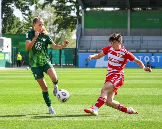 Soccer I Women I Season 2025 2026 I Test match I VfL Wolfsburg 1 FC Union Berlin I 10 08 2025 Match scene Vivien Endemann 25, VfL Wolfsburg in a duel against Tomke Schneider 2, 1 FC Union Berlin Wolfsburg AOK Stadium Lower Saxony Germany Copyright: xLobeca InesxHähnelx