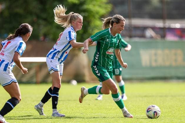 from left Eef Kerkhof SC Heerenveen, 18 and Medina Desic SV Werder Bremen, 9 in duel, duel, dynamic, action, action, match scene, 10 08 2025, Bremen Germany , Soccer, Test match women, SV Werder Bremen SC Heerenveen xobx