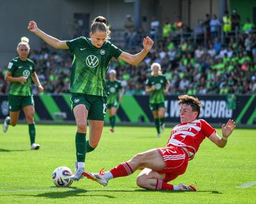 Soccer I Women I Season 2025 2026 I Test match I VfL Wolfsburg 1 FC Union Berlin I 10 08 2025 Match scene Vivien Endemann 25, VfL Wolfsburg is separated from the ball in a duel by Tomke Schneider 2, 1 FC Union Berlin Wolfsburg AOK Stadium Lower Saxony Germany Copyright: xLobeca InesxHähnelx