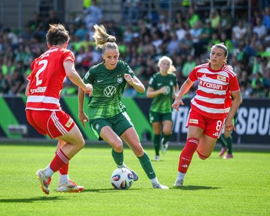 Soccer I Women I Season 2025 2026 I Test match I VfL Wolfsburg 1 FC Union Berlin I 10 08 2025 Match scene Vivien Endemann 25, VfL Wolfsburg center has to fight for the ball against Tomke Schneider 2, 1 FC Union Berlin left and Korina Lara Janez 8, 1 FC Union Berlin right Wolfsburg AOK Stadium Lower Saxony Germany Copyright: xLobeca InesxHähnelx
