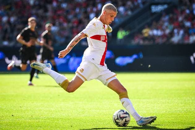 Football, Hamburger SV loans Albert Grönbaek from Stade Rennes - Stock photos