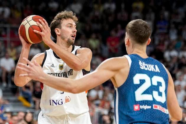 from left Franz Wagner Germany, 9 , Luka Scuka Slovenia, 23 , duel, duel, tackle, tackling, dynamics, action, action, 10 08 2025, Mannheim Germany , basketball, friendly match, Germany Slovenia xozx