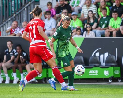 Soccer I Women I Season 2025 2026 I Test match I VfL Wolfsburg 1 FC Union Berlin I 10 08 2025 duel Anna Weiß 21, 1 FC Union Berlin and Alexandra Popp 11, VfL Wolfsburg Wolfsburg AOK Stadium Lower Saxony Germany Copyright: xLobeca InesxHähnelx