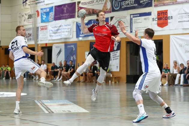 10 08 2025, xgox, Handball Heide Cup Final, Handball Sport Verein Hamburg Aalborg Handbold emspor, v l Einar Olafsson Hamburg, 23 , Juri Knorr Aalborg, 21 , Andreas Magaard Hamburg, 4 duel, duel, fight, tackle Schneverdingen