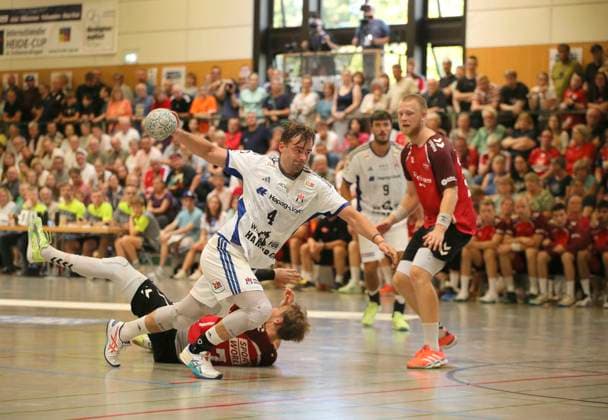 Photo Goal throw by Andreas MAGAARD HSV against Thomas Arnoldsen Aalborg and on the right Felix Möller Aalborg Handball Men international, pre-season preparation at the Heide Cup in Schneverdingen on Sun 10 08 2025 Final match HSV Handball Aalborg HB