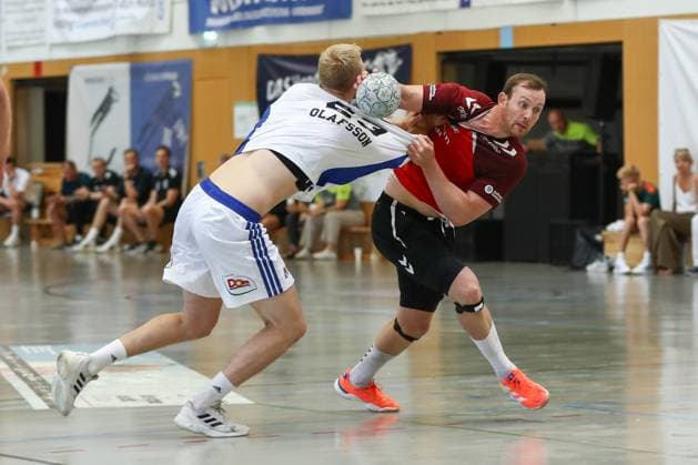 10 08 2025, xgox, Handball Heide Cup Final, Handball Sport Verein Hamburg Aalborg Handbold emspor, v l Einar Olafsson Hamburg, 23 , Sander Sagosen Aalborg, 5 duel, duel, fight, tackle Schneverdingen