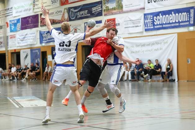 10 08 2025, xgox, Handball Heide Cup Final, Handball Sport Verein Hamburg Aalborg Handbold emspor, v l Einar Olafsson Hamburg, 23 , Sander Sagosen Aalborg, 5 , Andreas Magaard Hamburg, 4 duel, duel, fight, tackle Schneverdingen