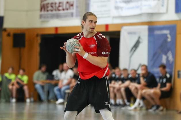 10 08 2025, xgox, Handball Heide Cup Final, Handball Sport Verein Hamburg Aalborg Handbold emspor, v l Juri Knorr Aalborg, 21 am Ball, plays the ball Schneverdingen