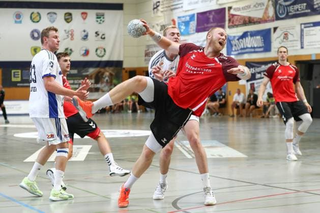 10 08 2025, xgox, Handball Heide Cup Final, Handball Sport Verein Hamburg Aalborg Handbold emspor, v l Felix Moller Möller, Aalborg, 20 throws goal, Torschuetze, scores goal, Treffer, scores the goal Schneverdingen