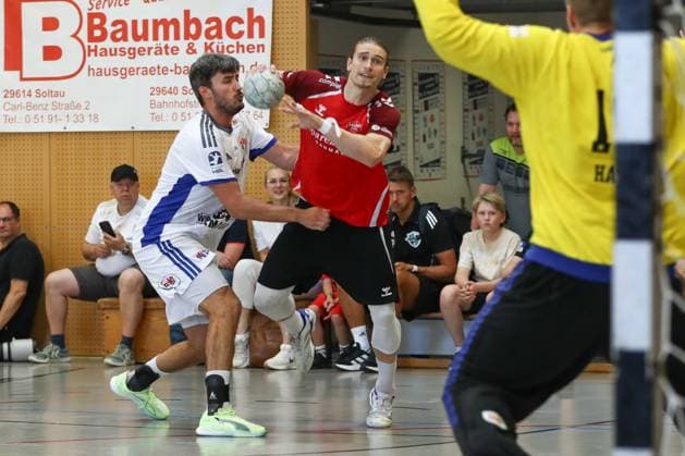 10 08 2025, xgox, Handball Heide Cup Final, Handball Sport Verein Hamburg Aalborg Handbold emspor, v l Jacob Arenth Lassen Hamburg, 9 , Juri Knorr Aalborg, 21 duel, duel, fight, tackle Schneverdingen