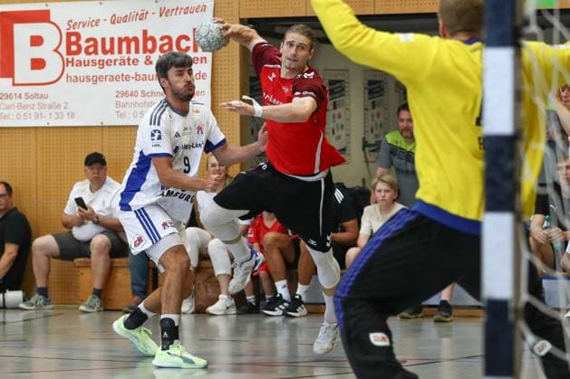 10 08 2025, xgox, Handball Heide Cup Final, Handball Sport Verein Hamburg Aalborg Handbold emspor, v l Jacob Arenth Lassen Hamburg, 9 , Juri Knorr Aalborg, 21 duel, duel, fight, tackle Schneverdingen