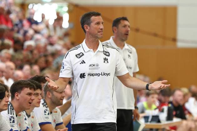 10 08 2025, xgox, Handball Heide Cup Final, Handball Sport Verein Hamburg Aalborg Handbold emspor, f l Torsten Jansen Hamburg, coach gives instructions, gesticulates with his arms, gesticulate, gives instructions Schneverdingen