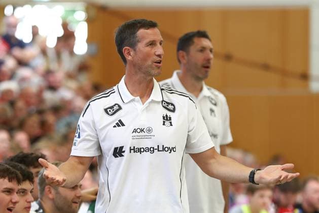 10 08 2025, xgox, Handball Heide Cup Final, Handball Sport Verein Hamburg Aalborg Handbold emspor, f l Torsten Jansen Hamburg, coach gives instructions, gesticulates with his arms, gesticulate, gives instructions Schneverdingen