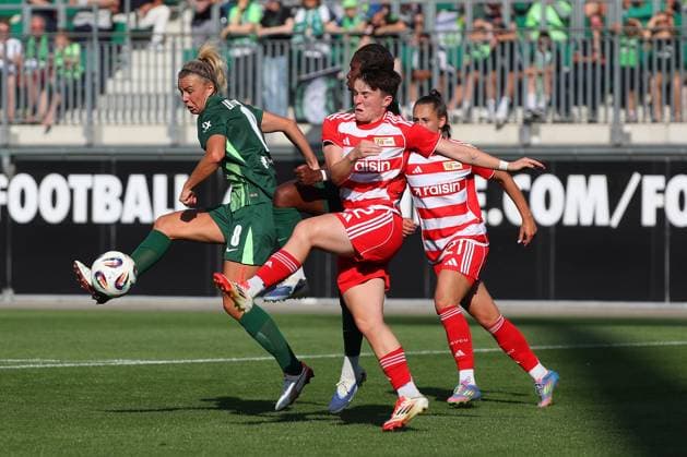 VfL Union Berlin, Women Wolfsburg, 10 08 2025, FOOTBALL VfL Wolfsburg vs Union Berlin, Test match, Season 2025 26 Lena Lattwein VfL Wolfsburg , Tomke Schneider Union Berlin , Anna Weiß Union Berlin Wolfsburg