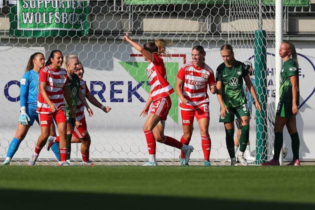 VfL Union Berlin, Women Wolfsburg, 10 08 2025, FOOTBALL VfL Wolfsburg vs Union Berlin, Test match, Season 2025 26 Nele Bauereisen Union Berlin cheers with the team after her goal for 0 2 Wolfsburg