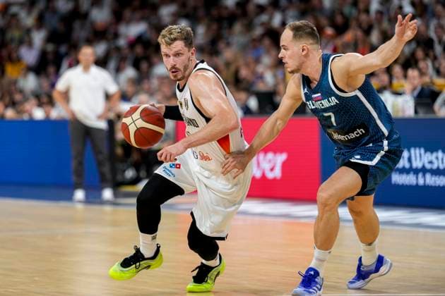 v li Andreas Obst Germany, 42 , Klemen Prepelic Slovenia, 7 , duel, duel, tackle, tackling, dynamics, action, action, 10 08 2025, Mannheim Germany , basketball, friendly match, Germany Slovenia xozx