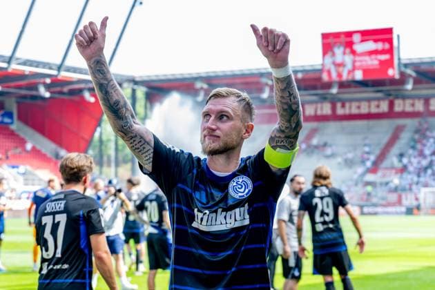 Alexander Hahn (MSV Duisburg, 42) bedankt sich bei den Fans fuer die Unterstuetzung GER, SSV Jahn Regensburg vs. MSV Duisburg, Fussball, 3. Bundesliga, 2. Spieltag, Saison 2025 2026, 10.08.2025. (DFL DFB REGULATIONS PROHIBIT ANY USE OF PHOTOGRAPHS as IMAGE SEQUENCES and or QUASI-VIDEO). GER, SSV Jahn Regensburg vs. MSV Duisburg, Fussball, 3. Bundesliga, 2. Spieltag, Saison 2025 2026, 10.08.2025. Regensburg *** Alexander Hahn MSV Duisburg, 42 thanks the fans for their support GER, SSV Jahn Regensburg vs MSV Duisburg, Football, 3 Bundesliga, 2 Matchday, Season 2025 2026, 10 08 2025 DFL DFB REGULATIONS PROHIBIT ANY USE OF PHOTOGRAPHS as IMAGE SEQUENCES and or QUASI VIDEO GER, SSV Jahn Regensburg vs MSV Duisburg, Football, 3 Bundesliga, 2 Matchday, Season 2025 2026, 10 08 2025 Regensburg Copyright: xEibner-Pressefoto HeikexFeinerx EP_HFR