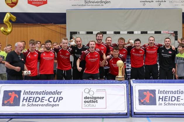 10 08 2025, xgox, Handball Heide Cup Final, Handball Sport Verein Hamburg Aalborg Handbold emspor, v l Aalborg celebrating the victory, cheering after the game, wins the Heide Cup 2025 Schneverdingen