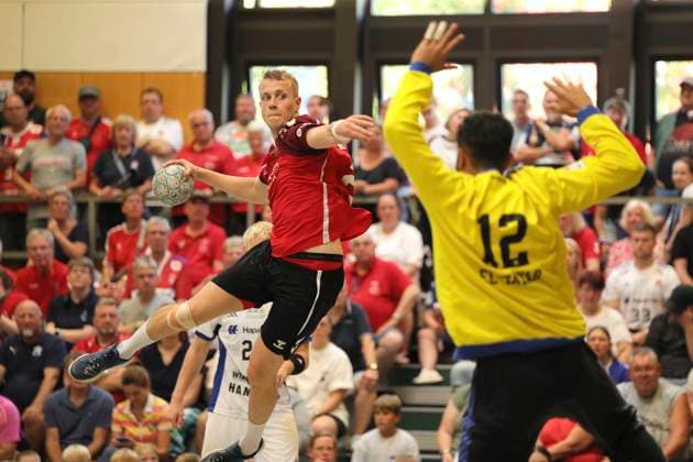 Photo Goal throw from Buster Juul Lassen Aalborg against goalkeeper Mohamed El TAYAR HSV Handball Men international, pre-season preparation at the Heide Cup in Schneverdingen on Sun 10 08 2025 Final match Final HSV Handball Aalborg HB 25 28