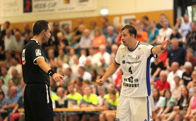 Photo Andreas MAGAARD HSV has stress with referee Yannick OTTO , left Handball men international, pre-season preparation at the Heide Cup in Schneverdingen on Sun 10 08 2025 Final match final HSV Handball Aalborg HB 25 28