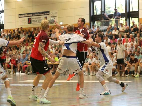 Photo Sander Sagosen Aalborg against Einar OLAFSSON HSV and on the right Andreas MAGAARD Handball Men international, pre-season preparation at the Heide Cup in Schneverdingen on Sun 10 08 2025 Final match Final HSV Handball Aalborg HB 25 28