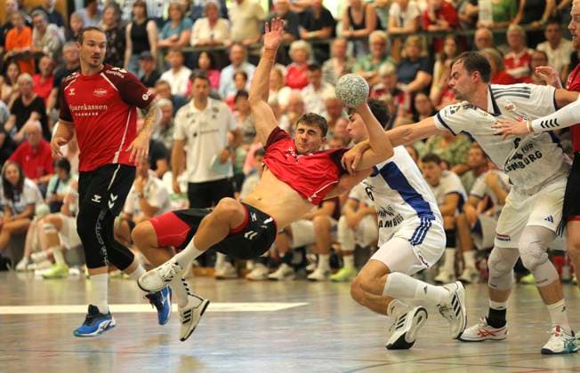 Photo Goal throw by Mads HOXER Aalborg against Elias KOFLER and Andreas MAGAARD HSV Handball Men international, pre-season preparation at the Heide Cup in Schneverdingen on Sun 10 08 2025 Final match Final HSV Handball Aalborg HB 25 28