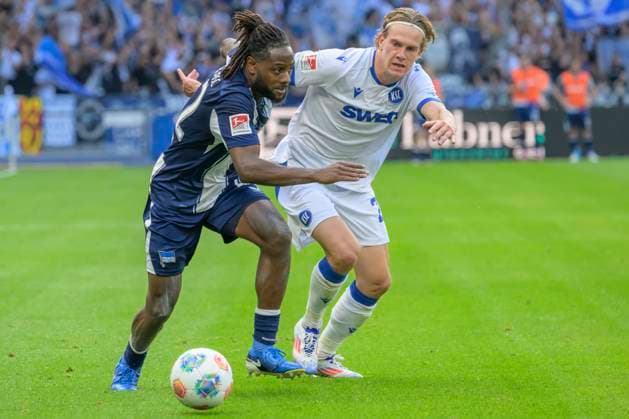 GER, Berlin, Fußball, Hertha BSC vs Karlsruher SC, KSC, DFB, 2 Bundesliga, Spielzeit 2025 2026, 10 08 25 v l Deyovaisio Zeefuik Hertha BSC , David Herold KSC , Zweikampf, Action, Kampf, kaempft um den Ball, DFB DFL REGULATIONS PROHIBIT ANY USE OF PHOTOGRAPHS AS IMAGE SEQUENCES AND OR QUASI VIDEO, Copyright: HMBxMedia UwexKoch