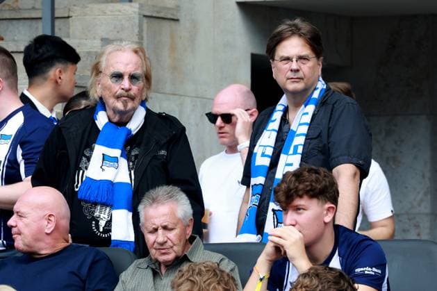 DEU, DFL, 2 FBL, Hertha BSC vs Karlsruher SC, 10 08 2025, Berliner Olympiastadion, Berlin, DEU, DFL, 2 FBL, Hertha BSC vs Karlsruher SC, in the picture Frank Zander and his son DFL regulations prohibit any use of Photographs as image sequences and or quasi video nordphotoxGmbHx xEngler nph00076