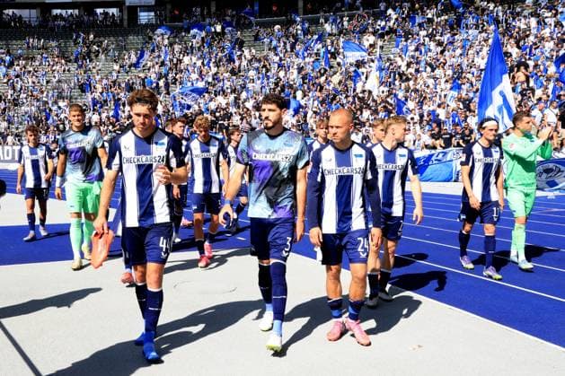 DEU, DFL, 2 FBL, Hertha BSC vs Karlsruher SC, 10 08 2025, Berliner Olympiastadion, Berlin, DEU, DFL, 2 FBL, Hertha BSC vs Karlsruher SC, in the picture Hertha players circle, Hertha BSC fans Linus Gechter Hertha BSC Berlin 44 , Agustn Rogel Hertha BSC Berlin 3 , Jon Dabur Thorsteinsson Hertha BSC Berlin 24 , Julian Eitschberger Hertha BSC Berlin 2 DFL regulations prohibit any use of Photographs as image sequences and or quasi video nordphotoxGmbHx xEngler nph00076