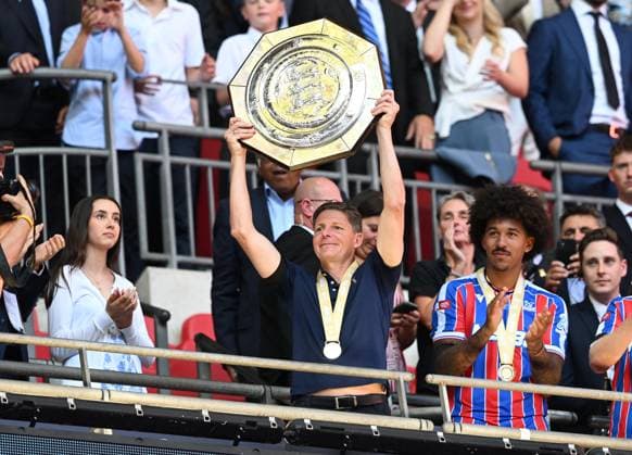 Crystal Palace v Liverpool FA Community Shield 10 08 2025. Crystal Palace manager Oliver Glasner celebrates as he lifts the trophy during presentation ceremony after the FA Community Shield match between Crystal Palace and Liverpool at Wembley Stadium, London, England on 10 August 2025. London Wembley Stadium Greater London England Editorial use only DataCo restrictions apply See www.football-dataco.com , Copyright: xGrahamxHuntx PSI-22542-0234