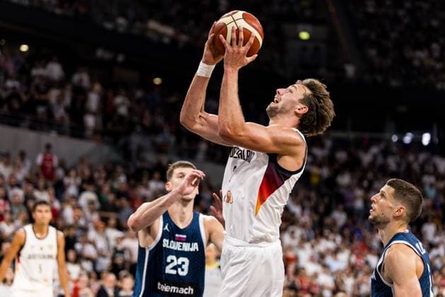 European Championship preparation Germany Slovenia 10 08 2025 Luka Scuka Slovenia, 23 , Franz Wagner Germany, 9 in the throw European Championship preparation friendly match Germany Slovenia, Mannheim, SAP Arena on 10 08 2025 Copyright: xBEAUTIFULxSPORTS Wunderlx