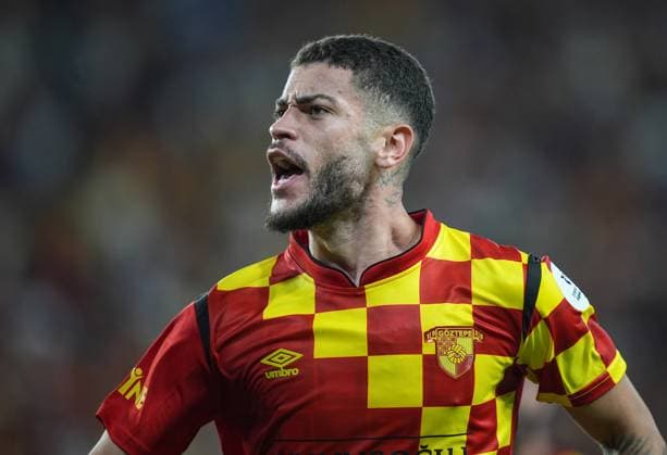 Goztepe v Fenerbahce - Turkish Super Lig IZMIR, TURKIYE - AUGUST 17: Romulo Cardoso of Goztepe celebrates after scoring a goal during Turkish Super Lig match between Goztepe and Fenerbahce at Gursel Aksel Stadium in Izmir, Turkiye on August 17, 2024. Izmir Turkey. Editorial use only. Please get in touch for any other usage.  Copyright: x2025xAnadoluxMahmutxSerdarxAlakuÅüx