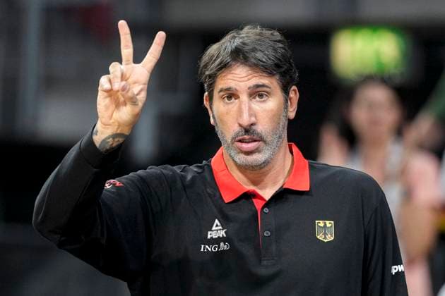 Alex Mumbru Murcia coach, national coach, head coach, Germany , gives instructions, gestures, gesturing with arms, single picture, single photo, action, action, 10 08 2025, Mannheim Germany , basketball, friendly match, Germany Slovenia xozx