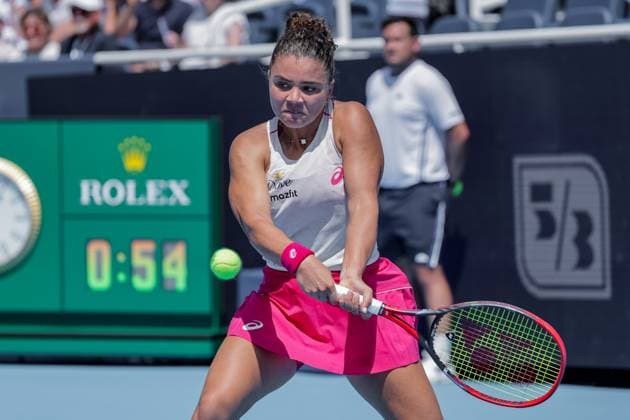 August 10, 2025, Mason, Ohio, U.S: Jasmine Paolini (ITA) hits a two-handed backhand during SundayÃ¢â‚¬â ¢s second round of the Cincinnati Open at the Lindner Family Tennis Center, Mason, Oh. Mason U.S - ZUMAs304 20250810_zaf_s304_155 Copyright: xScottxStuartx