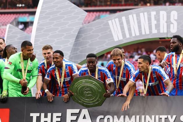 Crystal Palace gegen Liverpool 10. August 2025, London Community Shield Crystal Palace gegen Liverpool Marc Guehi von Crystal Palace hebt den Community Shield zusammen mit seinen Teamkollegen Foto Jacques Feeney Offside London UK  Copyright: xJacquesxFeeneyx xOffsidexOffside