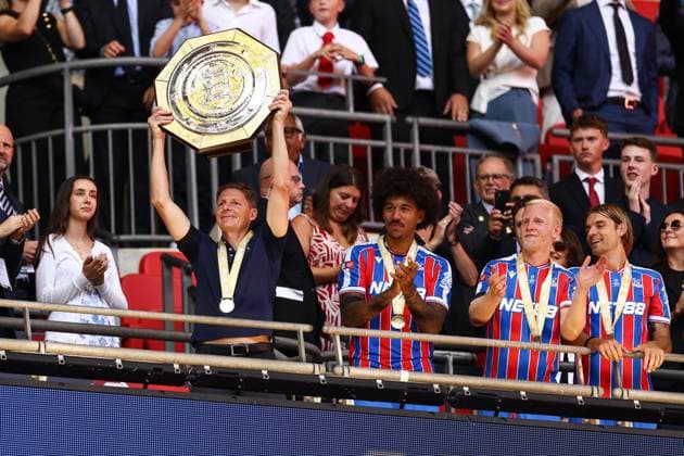 Crystal Palace gegen Liverpool 10. August 2025, London Community Shield Crystal Palace gegen Liverpool Crystal Palace Manager Oliver Glasner hebt den Community Shield Foto Jacques Feeney Offside London UK  Copyright: xJacquesxFeeneyx xOffsidexOffside