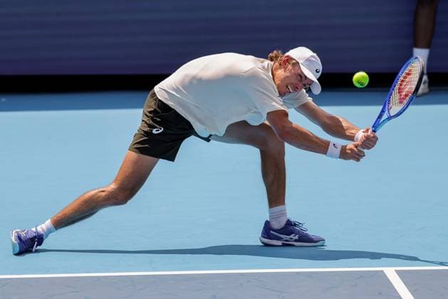 August 10, 2025, Mason, Ohio, U.S: Alex De Minaur (AUS) hits a two-handed backhand during SundayÃ¢â‚¬â ¢s second round of the Cincinnati Open at the Lindner Family Tennis Center, Mason, Oh. Mason U.S - ZUMAs304 20250810_zaf_s304_201 Copyright: xScottxStuartx