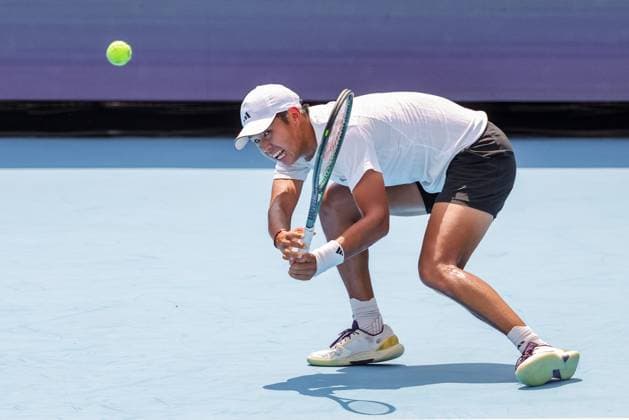 August 10, 2025, Mason, Ohio, U.S: Learner Tien (USA) hits a low return shot during SundayÃ¢â‚¬â ¢s second round of the Cincinnati Open at the Lindner Family Tennis Center, Mason, Oh. Mason U.S - ZUMAs304 20250810_zaf_s304_211 Copyright: xScottxStuartx