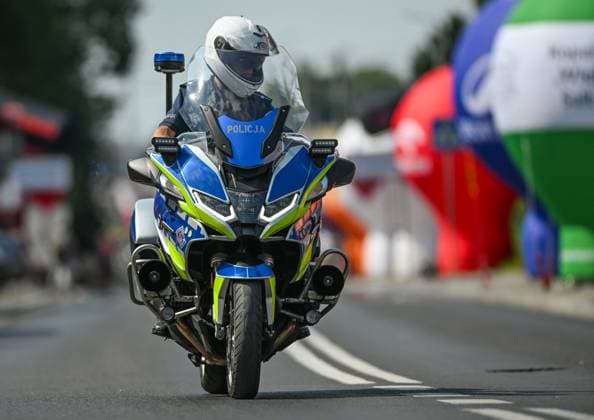 82nd Tour De Pologne 2025 - Stage 7 WIELICZKA, POLAND AUGUST 10: A local police officer on a motorcycle rides ahead of a cyclist in the final kilometer of Stage 7, a 12.5 km individual time trial from Wieliczka to Wieliczka, during the 82nd Tour de Pologne in Wieliczka, Lesser Poland Voivodeship, Poland, on August 10, 2025. Wieliczka Poland  Copyright: xArturxWidakx originalFilename:widak-82ndtour250810_npxX9.jpg
