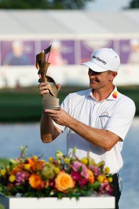 MEMPHIS, TN - AUGUST 10: Justin Rose of England holds up the champions trophy following his win in the final round of the FedEx St. Jude Championship, August 10, 2025, at TPC Southwind in Memphis, Tennessee. (Photo by Matthew Maxey Icon Sportswire) GOLF: AUG 10 PGA, Golf Herren FedEx Cup Playoffs - FedEx St. Jude Championship EDITORIAL USE ONLY Icon250810084