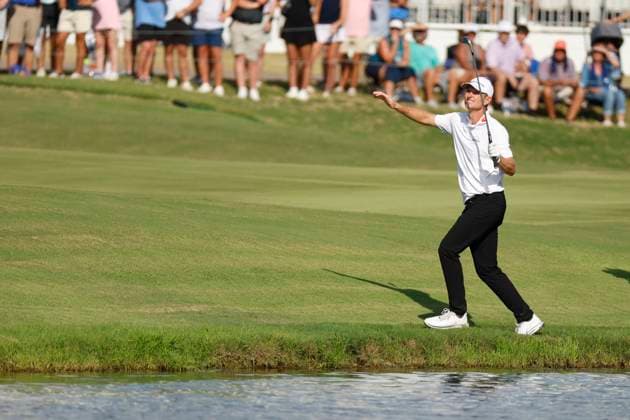 MEMPHIS, TN - AUGUST 10: Justin Rose of England regains his balance after hitting a shot near the edge of the water on the first playoff hole during the final round of the FedEx St. Jude Championship, August 10, 2025, at TPC Southwind in Memphis, Tennessee. (Photo by Matthew Maxey Icon Sportswire) GOLF: AUG 10 PGA, Golf Herren FedEx Cup Playoffs - FedEx St. Jude Championship EDITORIAL USE ONLY Icon250810062
